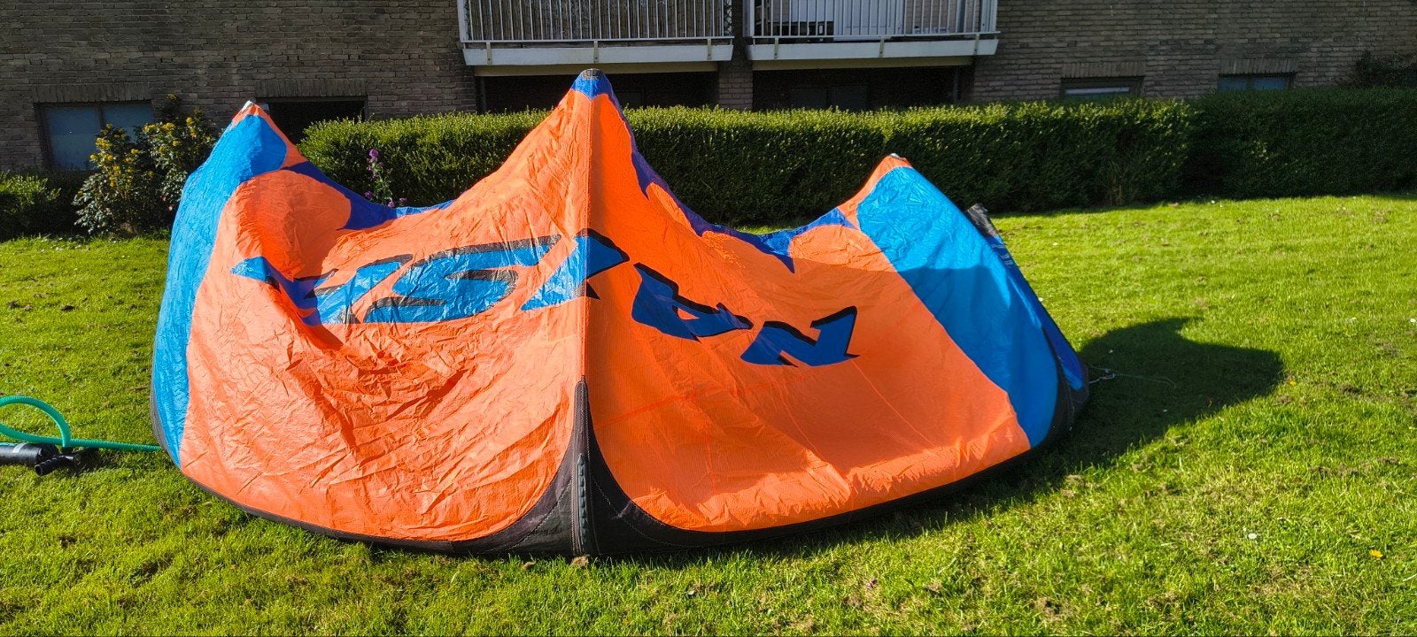 Naish Pivot 10m en 7m kitesurf kites met bar en tassen, Gebruikt, Kitesurf-set, 10 m², Geen board