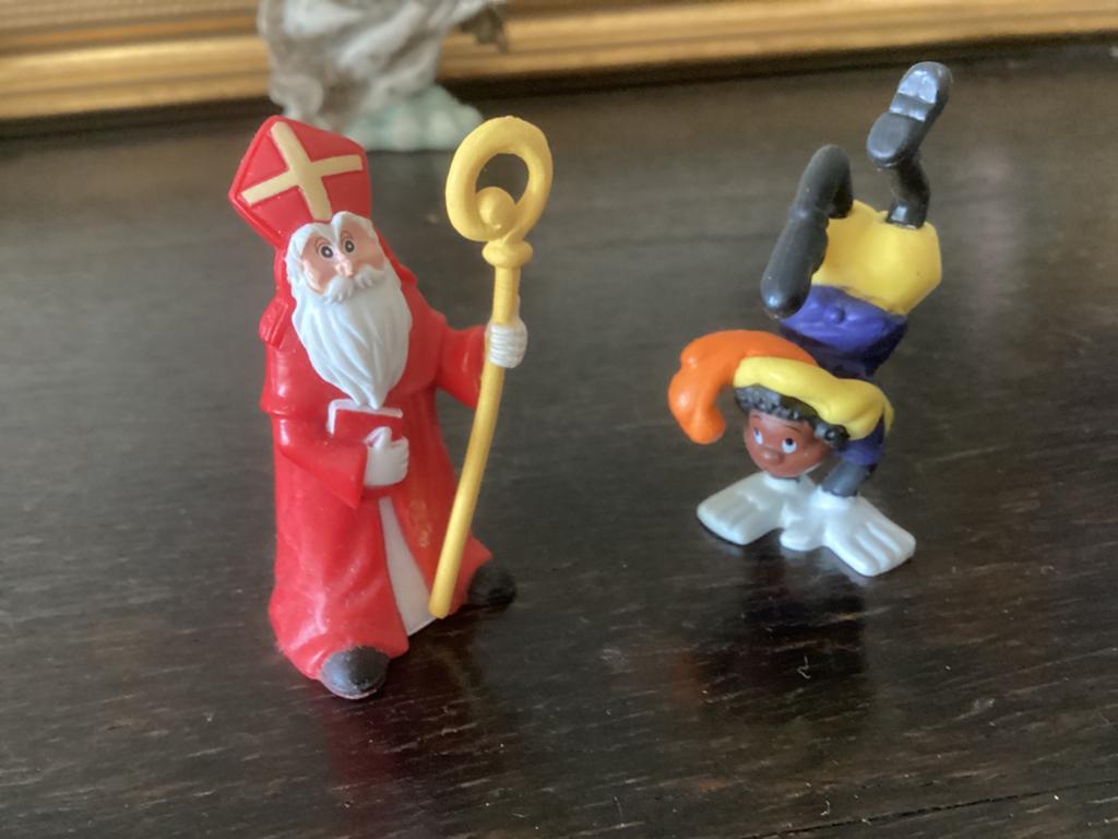 Sinterklaas en zwarte Piet // kunststof hoog 6 cm, Ophalen of Verzenden, Zo goed als nieuw