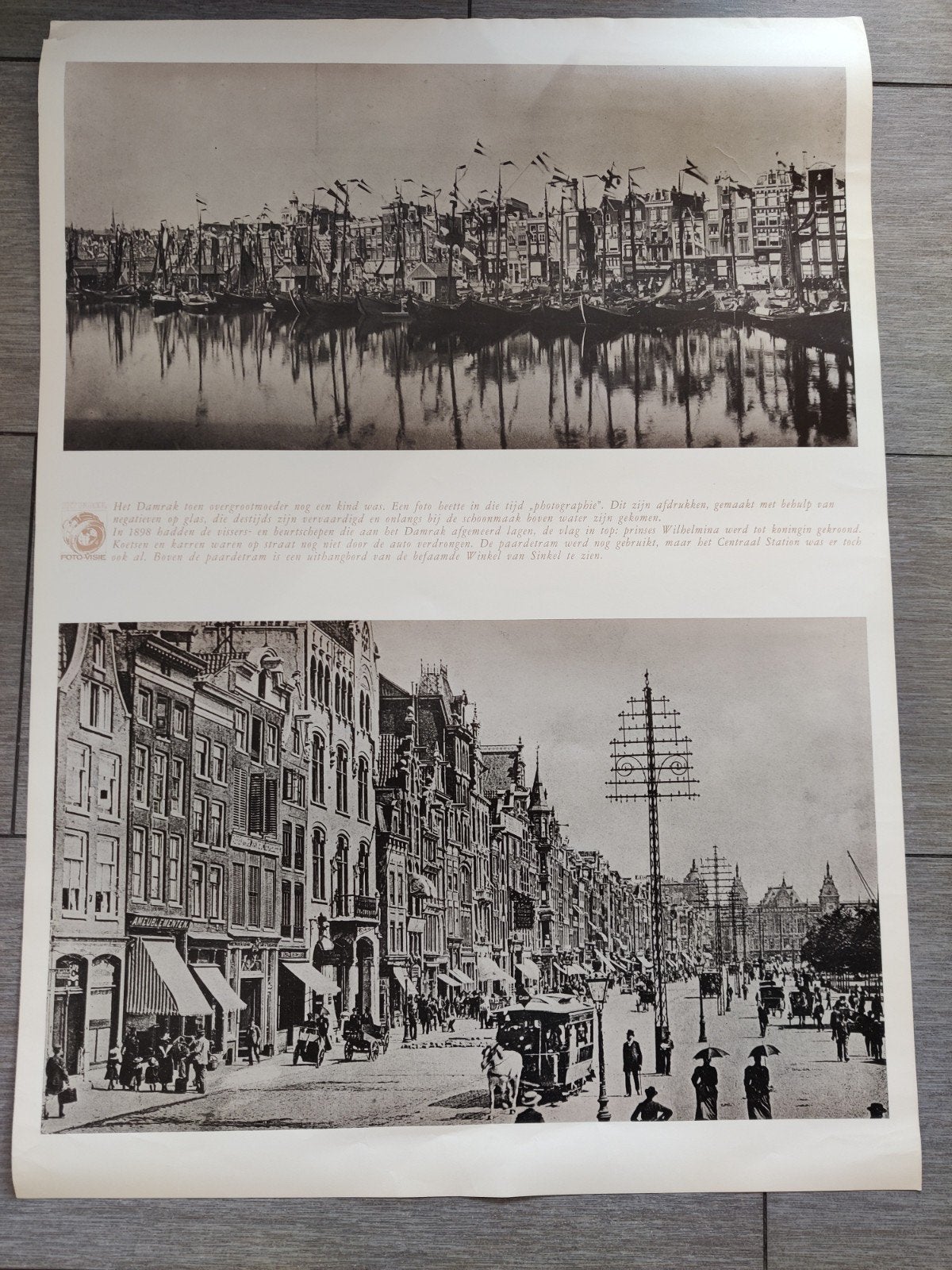 Poster Damrak Amsterdam 1898 - Het Parool uitgave, Verzamelen, Posters, Ophalen, Deurposter of groter, Rechthoekig Liggend, Zo goed als nieuw