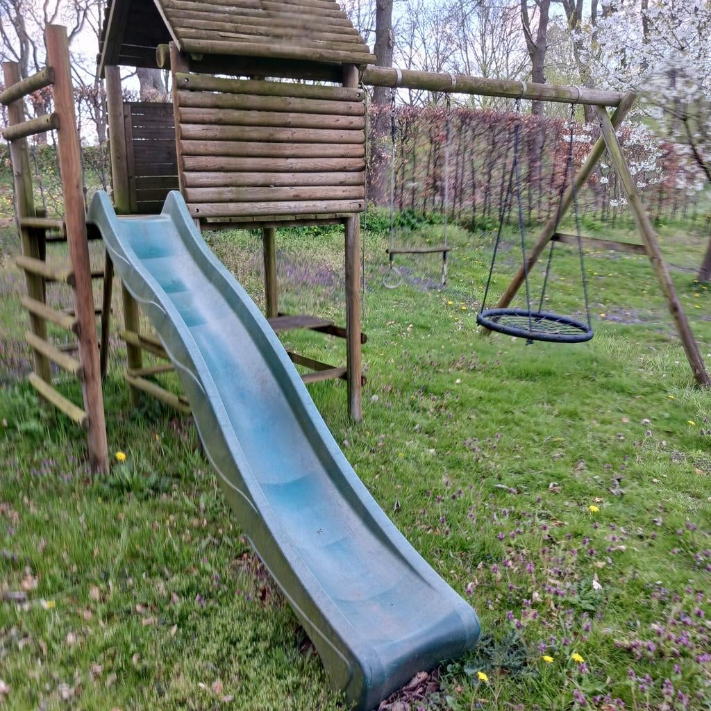 Houten speeltoestel met glijbaan en schommel, Ophalen