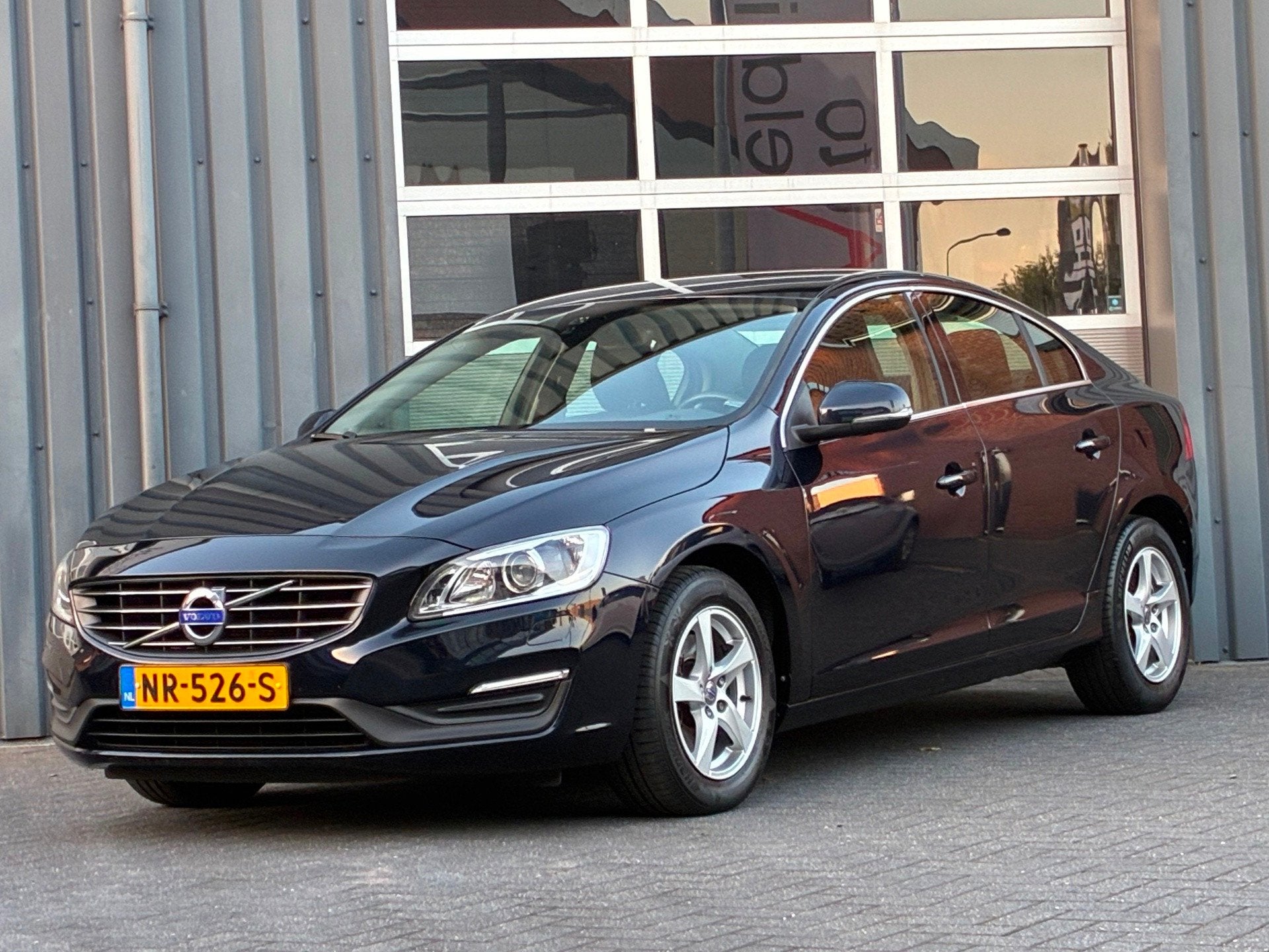 Volvo S60 1.5 T3 Momentum Automaat Leder Navigatie Trekhaak, Auto's, Euro 6, 4 cilinders, Blauw, Origineel Nederlands