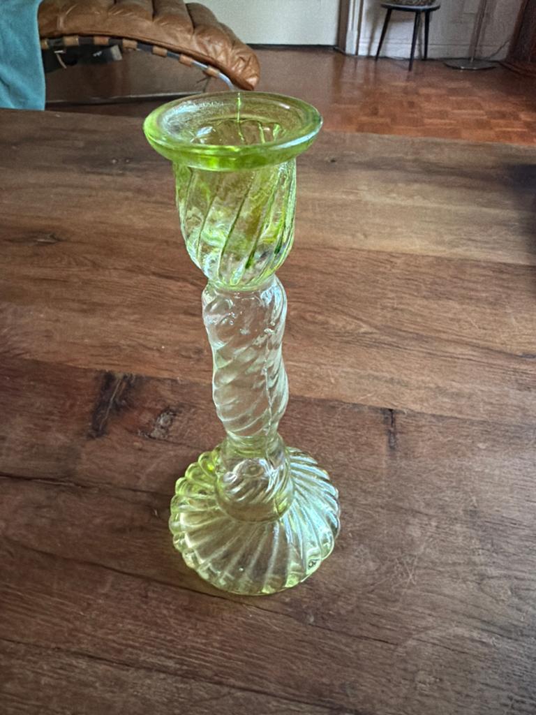 Vintage Uranium Glazen Kandelaar - Gedraaid Design, Antiek en Kunst, Ophalen of Verzenden, Glas