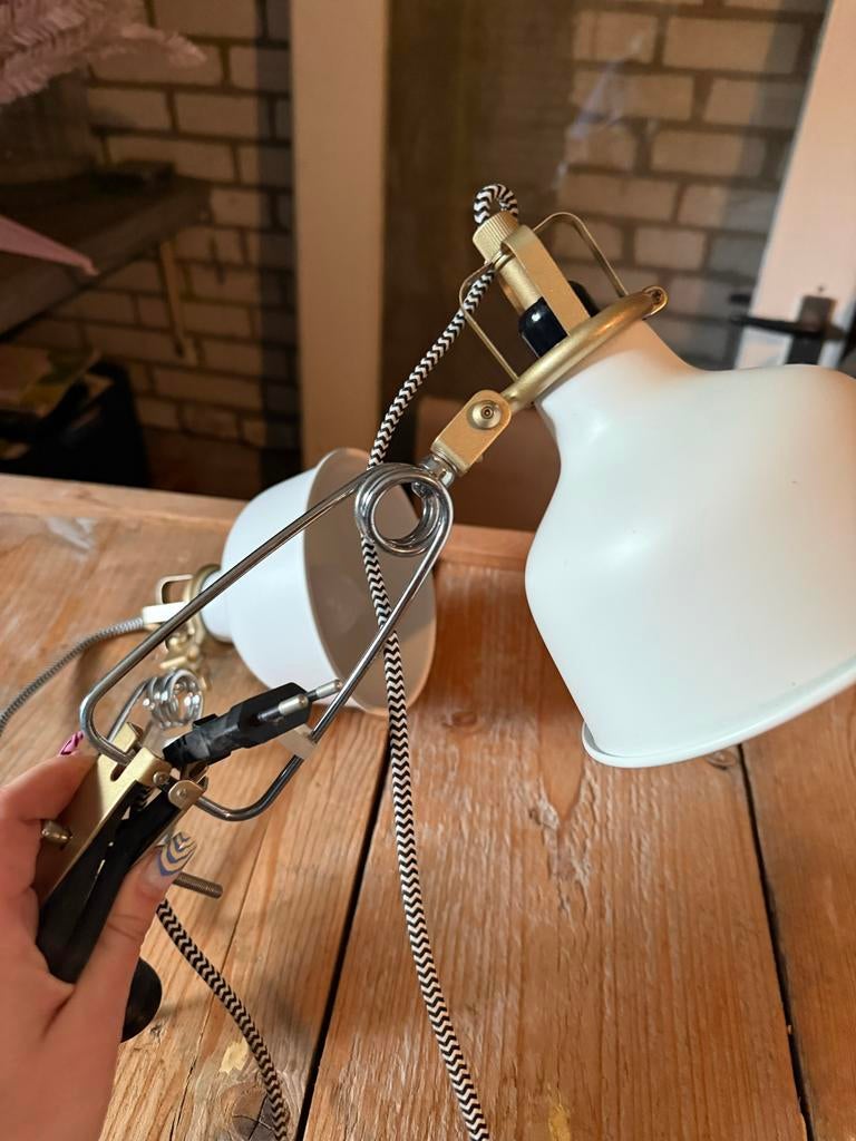 Set van 2 ikea klemlampen - wit met messing accenten, Ophalen, Zo goed als nieuw