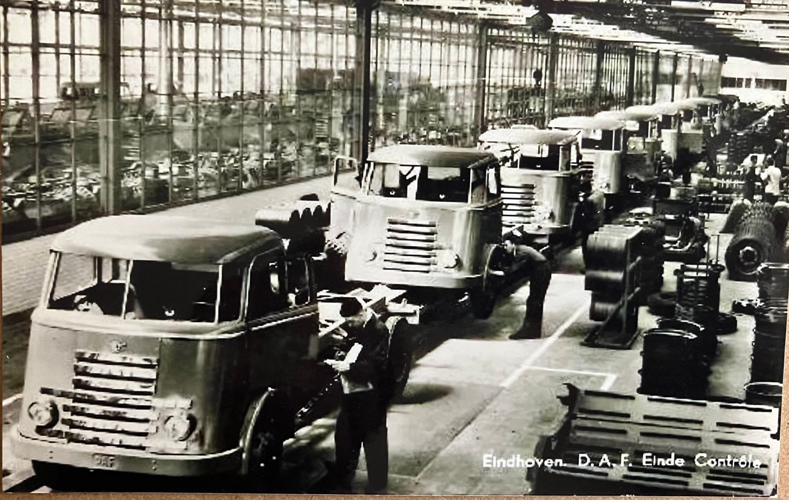 Foto DAF Fabriek in Eindhoven met DAF 7 streper Truck’s, 1980 tot heden, Foto, Ophalen of Verzenden, Zo goed als nieuw