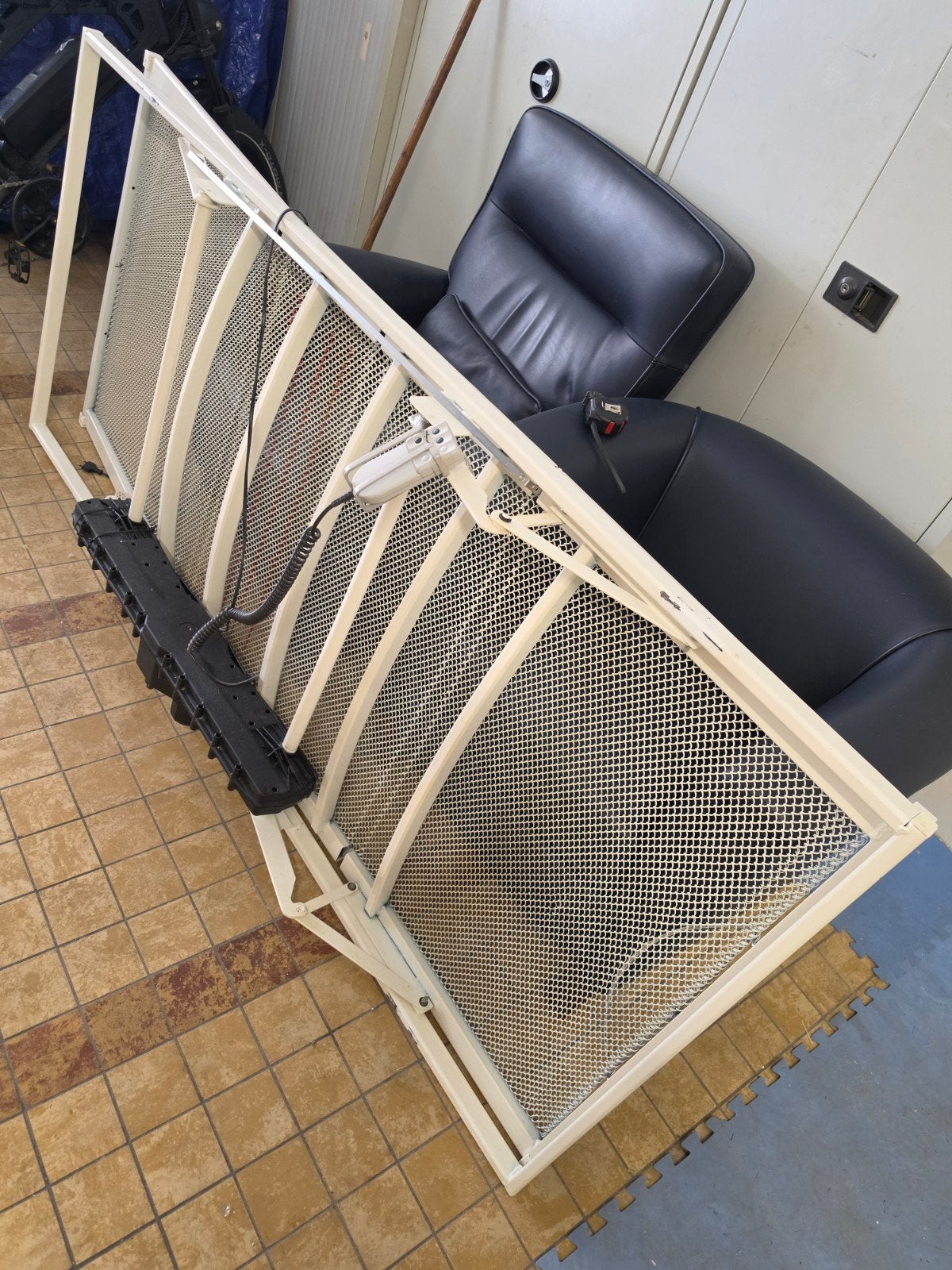 Verstelbare bedbodem met motor, Huis en Inrichting, Slaapkamer | Matrassen en Bedbodems, Gebruikt, Bedbodem, 90 cm, 200 cm, Eenpersoons
