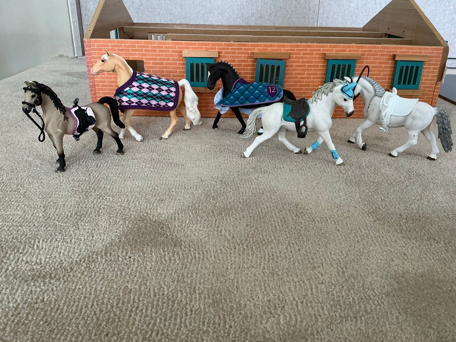 Schleich paardenstal met 5 paarden en veel accessoires, Ophalen of Verzenden, Gebruikt, Jongen of Meisje