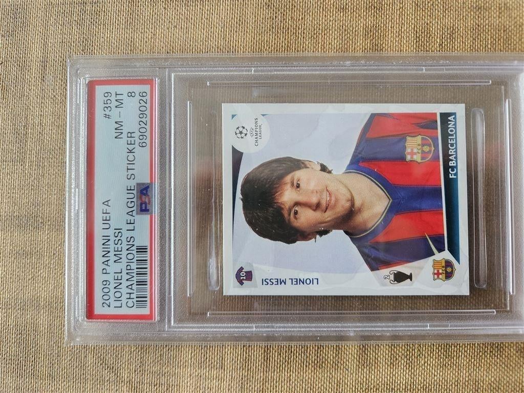 PSA graded 8 NM-MT Lionel Messi #359 2009 Panini UEFA Champi, Ophalen of Verzenden, Zo goed als nieuw, Buitenlandse clubs, Poster, Plaatje of Sticker