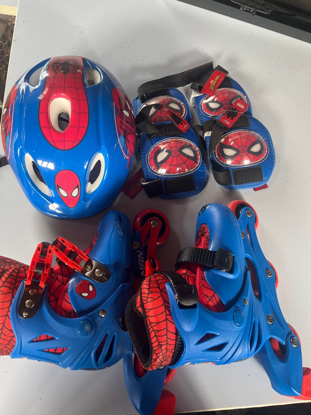 Spiderman rolschaatsen set met helm en beschermers, Kinderen en Baby's, Ophalen of Verzenden, Verstelbaar, Gebruikt, Kinderen