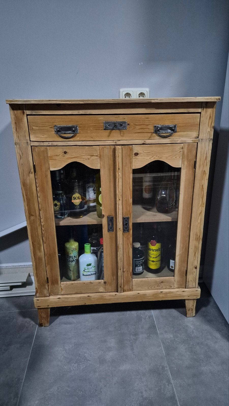 Antiek houten kastje met lade en glazen deuren, Ophalen