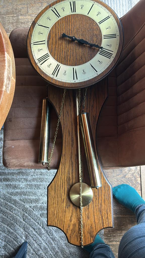 Vintage wandklok met Romeinse cijfers en messing accenten, Antiek en Kunst, Antiek | Klokken, Ophalen of Verzenden