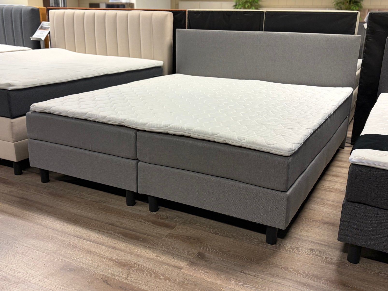 Nieuw in grijs boxspring look 180x200 180x220 200x200 €650,-, Huis en Inrichting, Slaapkamer | Boxsprings, Nieuw, Tweepersoons