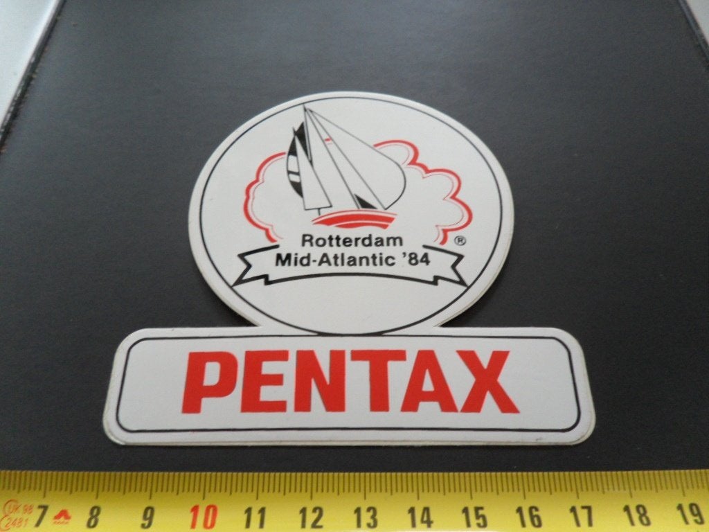 sticker camera PENTAX rotterdam mid-atlantic 1984 zeilen *, Verzamelen, Ophalen of Verzenden, Zo goed als nieuw