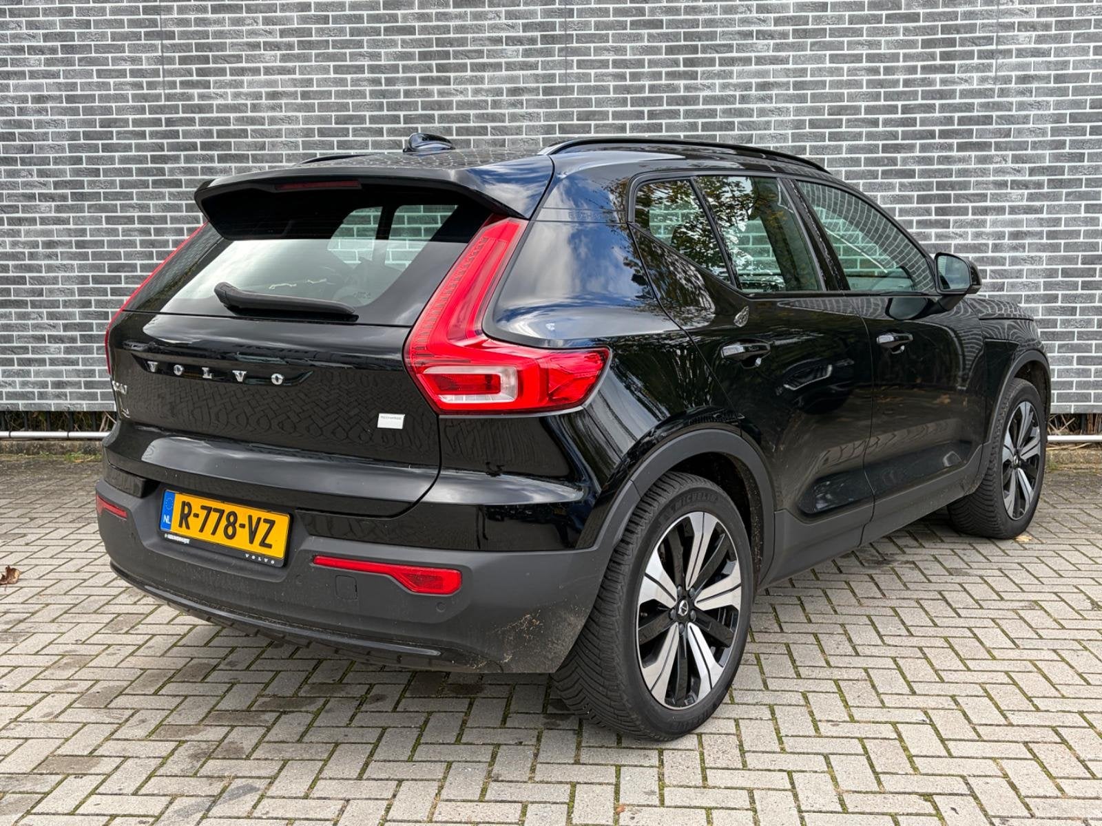 Volvo XC40 Recharge Core | Warmtepomp | Trekhaak | Achteruit, Auto's, 12 maanden, Stof, Gebruikt, Zwart