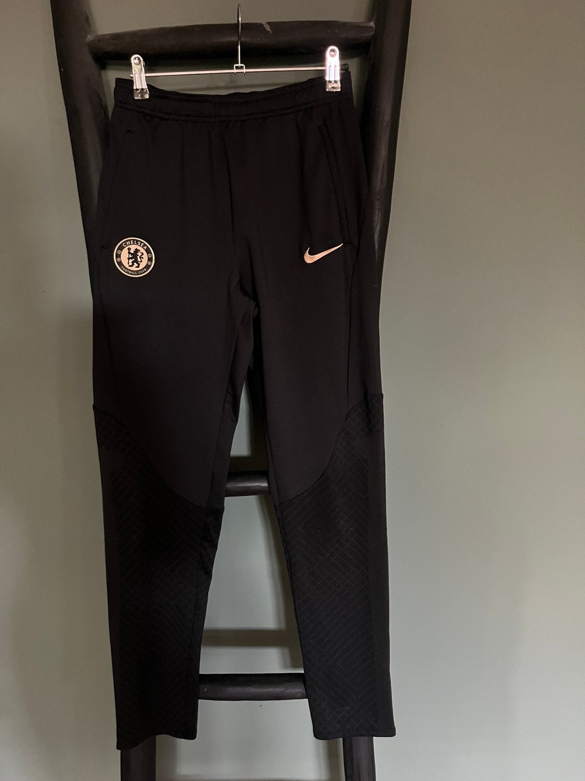 Nike Chelsea trainingsbroek 164 sportbroek sportkleding, Verzenden, Zo goed als nieuw, Jongen of Meisje, Sport- of Zwemkleding