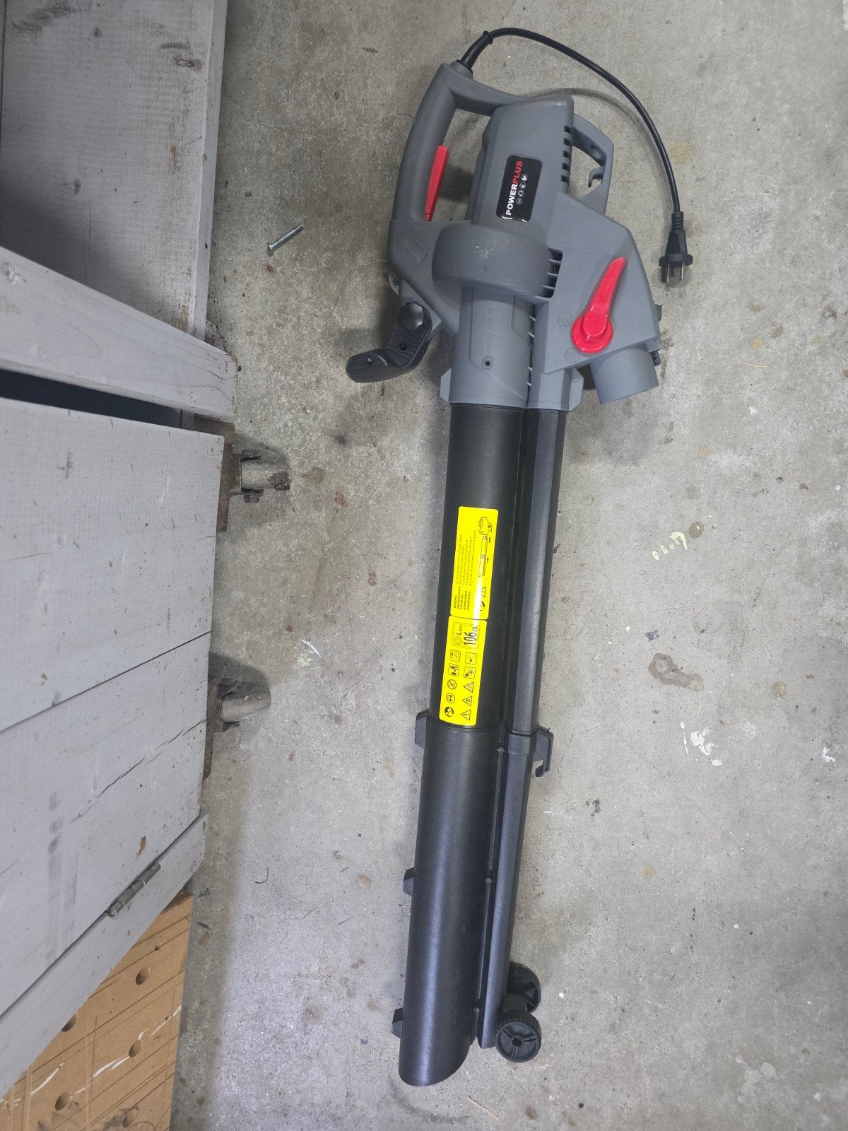 PowerPlus POWEG9013 Bladblazer met wieltjes en zuigfunctie., Gebruikt, Handgedragen, Ophalen of Verzenden, Met neuswiel