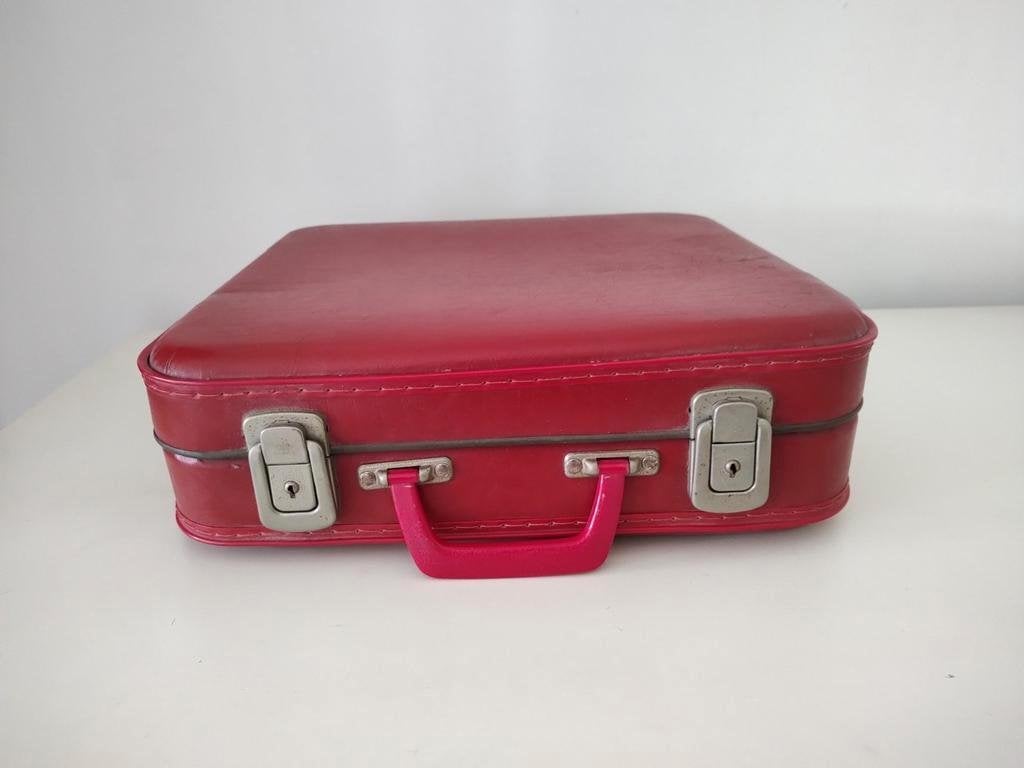 K674 VINTAGE stewardesskoffer rood in in goede staat, Overige materialen, Gebruikt, Onbekend, Minder dan 50 cm