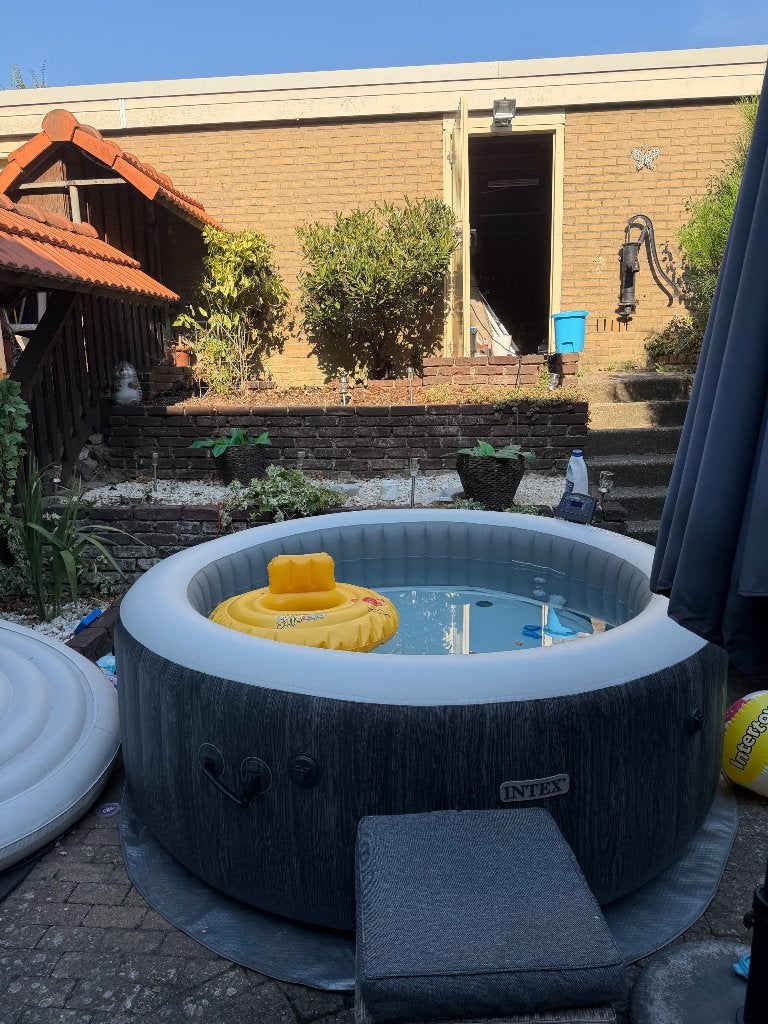 intex jacuzzi oplaasbaar 2 manden oud, Ophalen, Zo goed als nieuw, Filter, Opblaasbaar