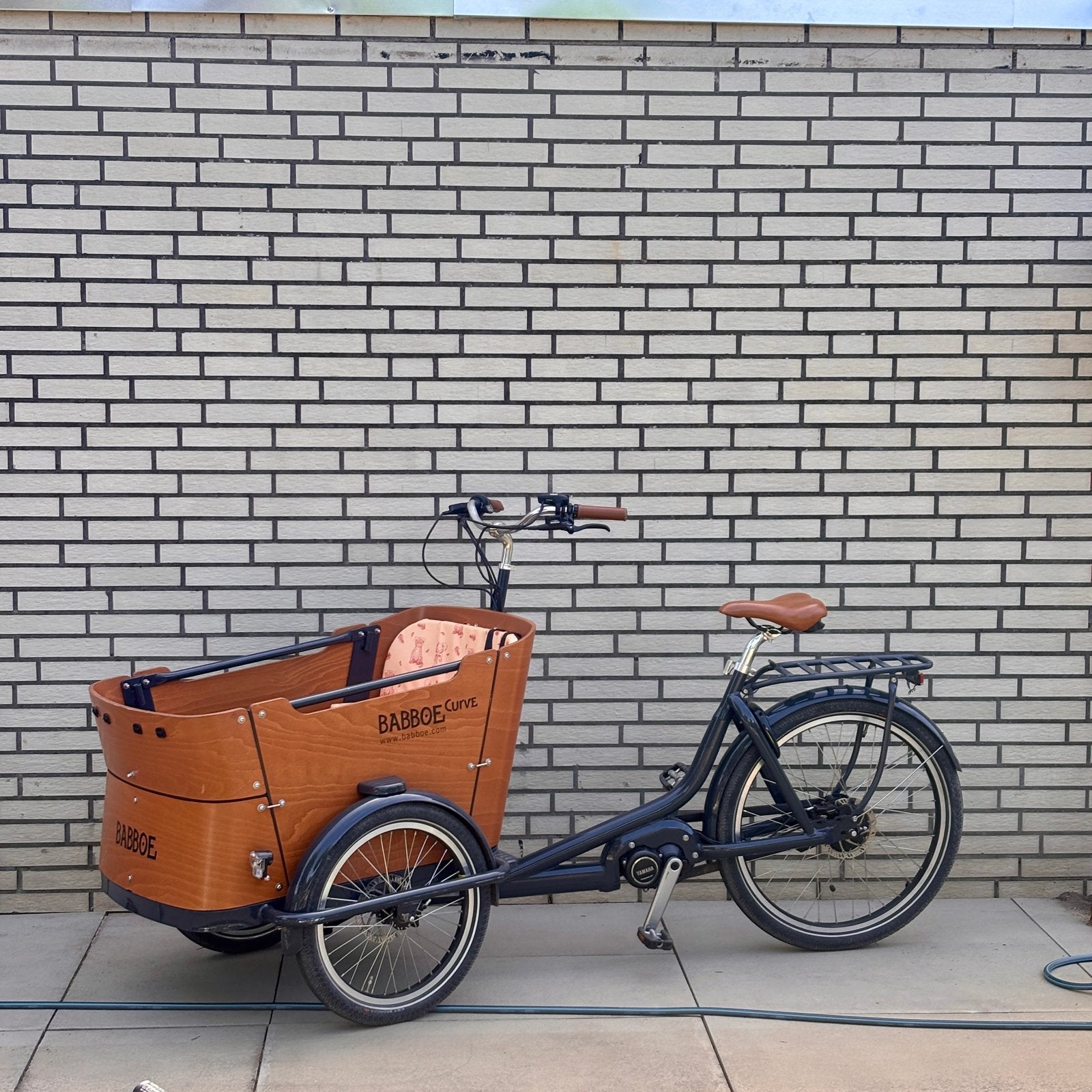 Babboe Curve Elektrische Bakfiets met Huif en Zitjes, Ophalen, 4 kinderen of meer, Elektrisch, Zo goed als nieuw