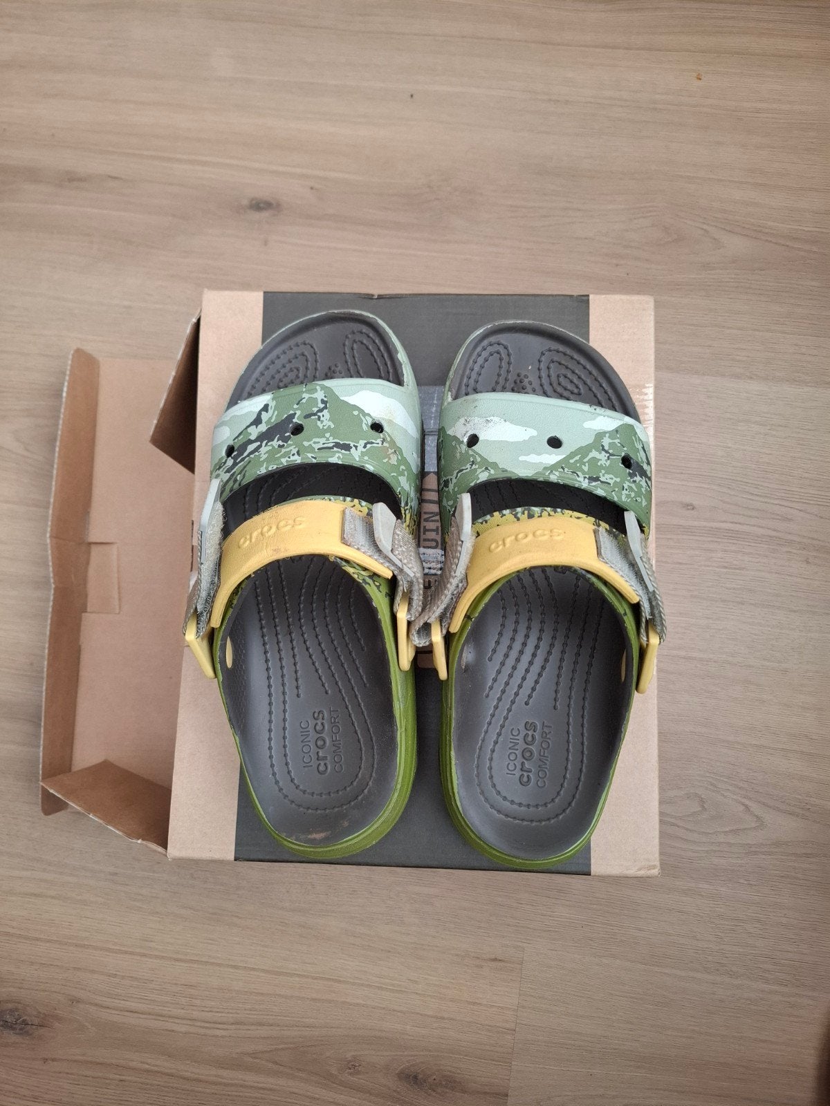 Crocs sandalen met camouflageprint en gebruikssporen, Ophalen of Verzenden