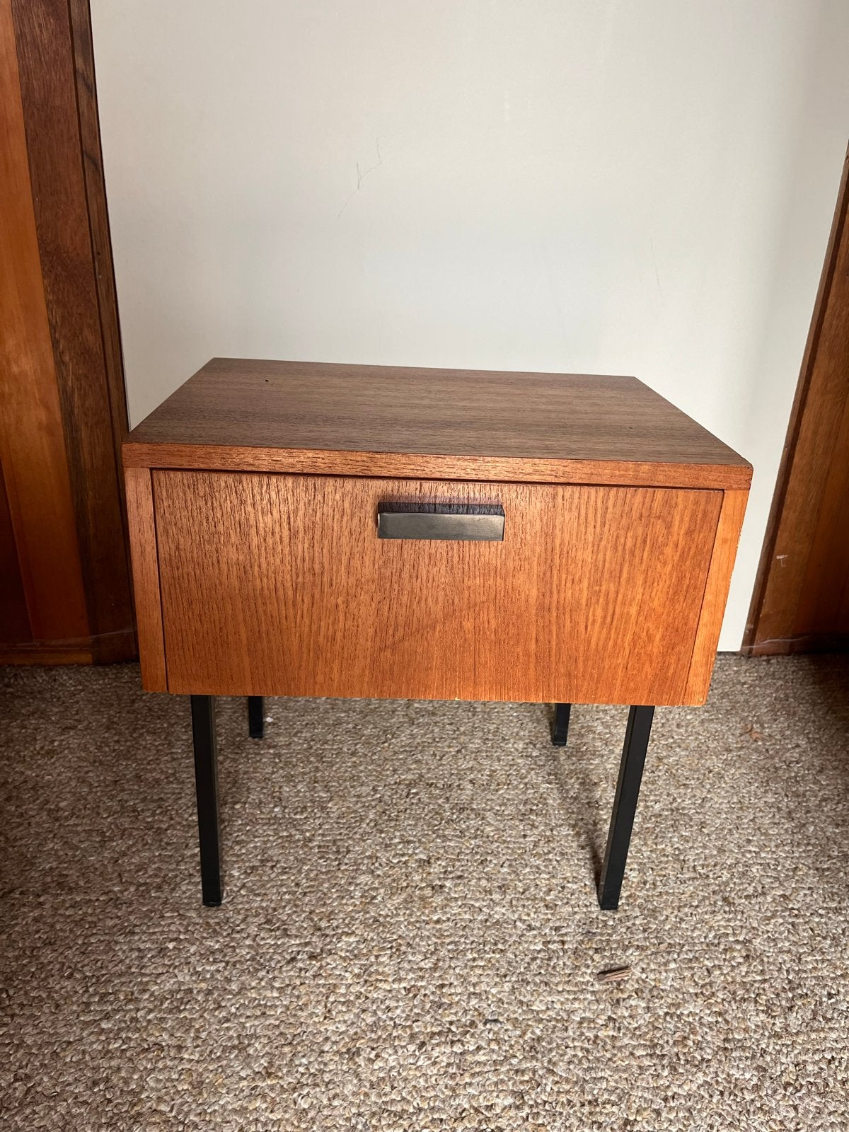 Vintage Houten (Nacht)kastje met Klep en Metalen Poten, Ophalen