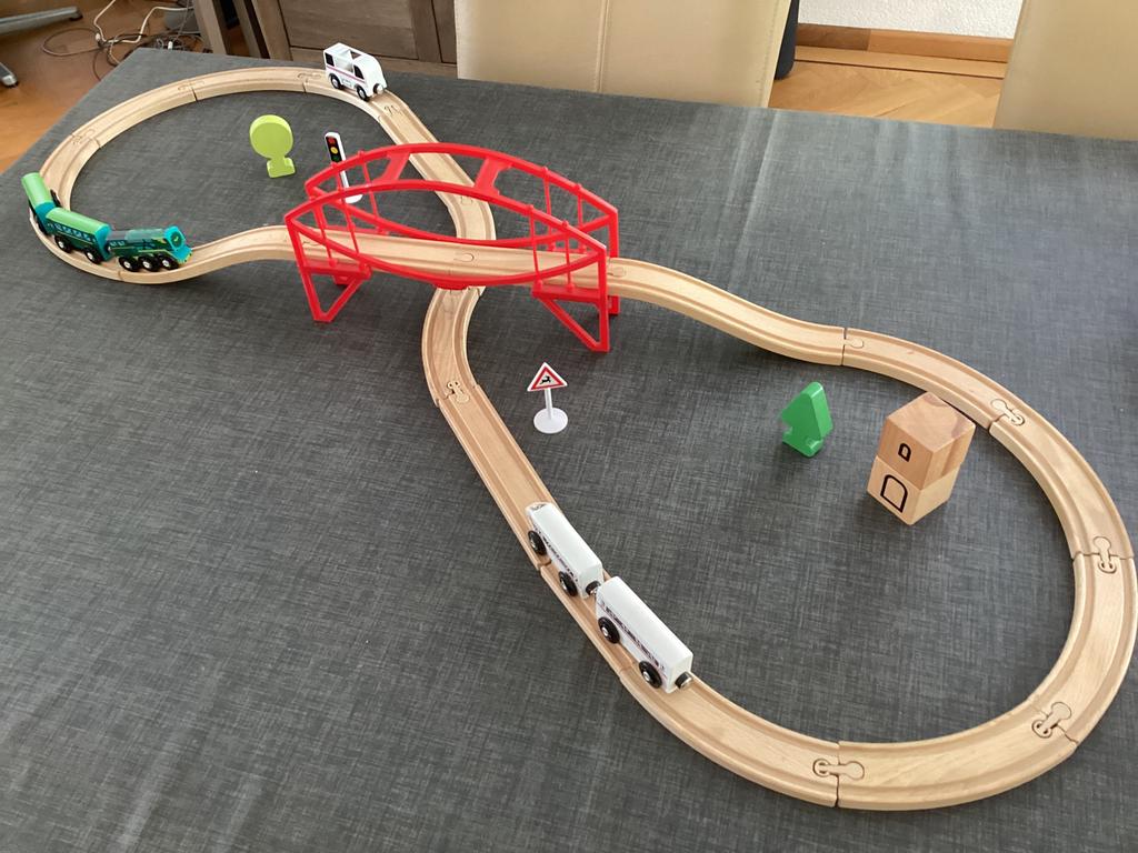 Houten treinbaan met brug en diverse treinen, Ophalen, Zo goed als nieuw