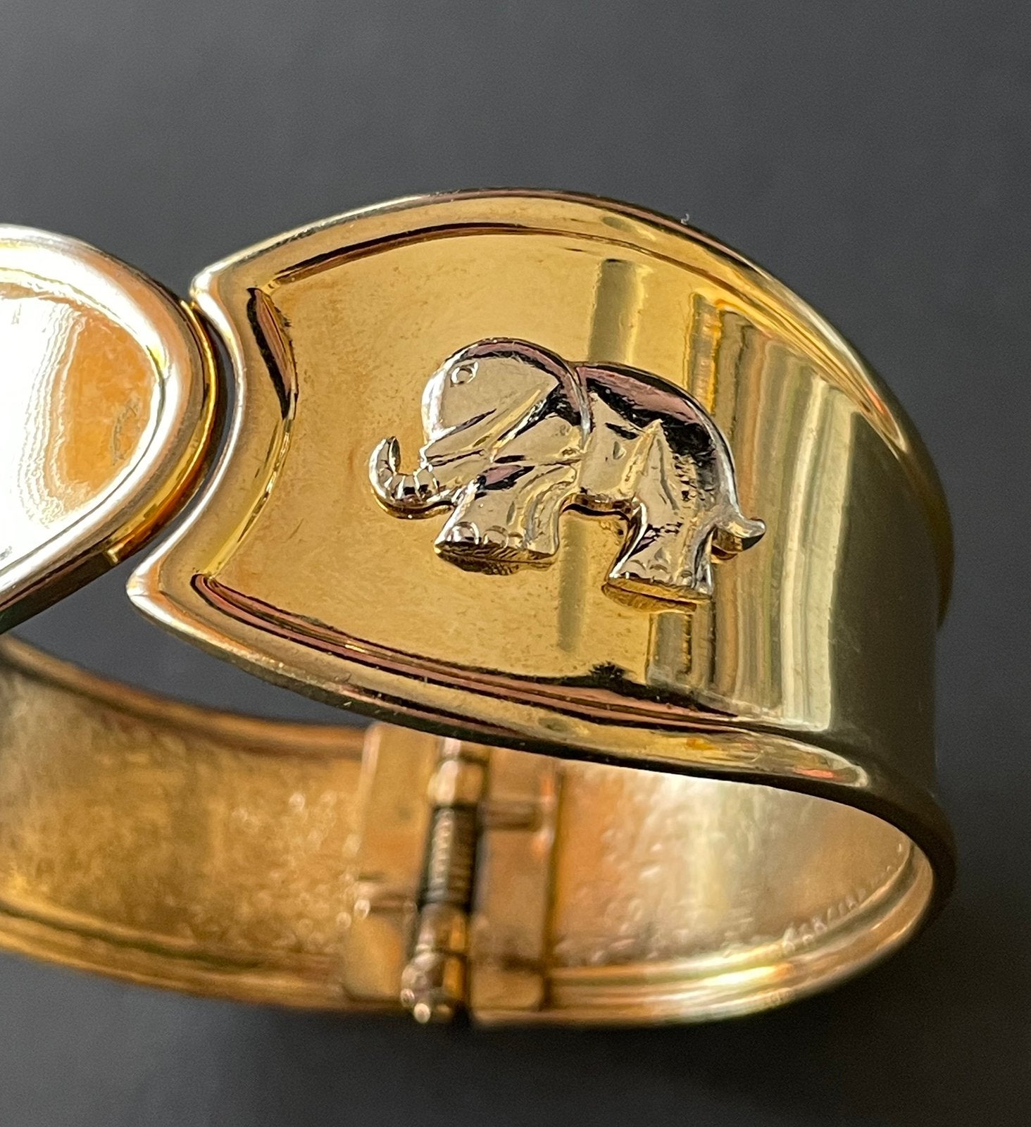 Klemarmband met olifantjes, Ophalen of Verzenden, Gebruikt, Goud, Overige materialen