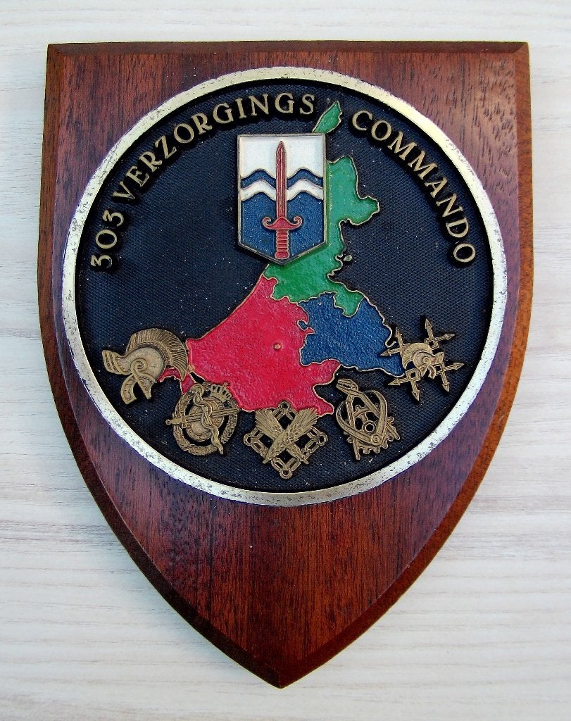 Wapenschild 303 Verzorgingscommando met bedankje, Ophalen of Verzenden, Landmacht, Nederland, Embleem of Badge