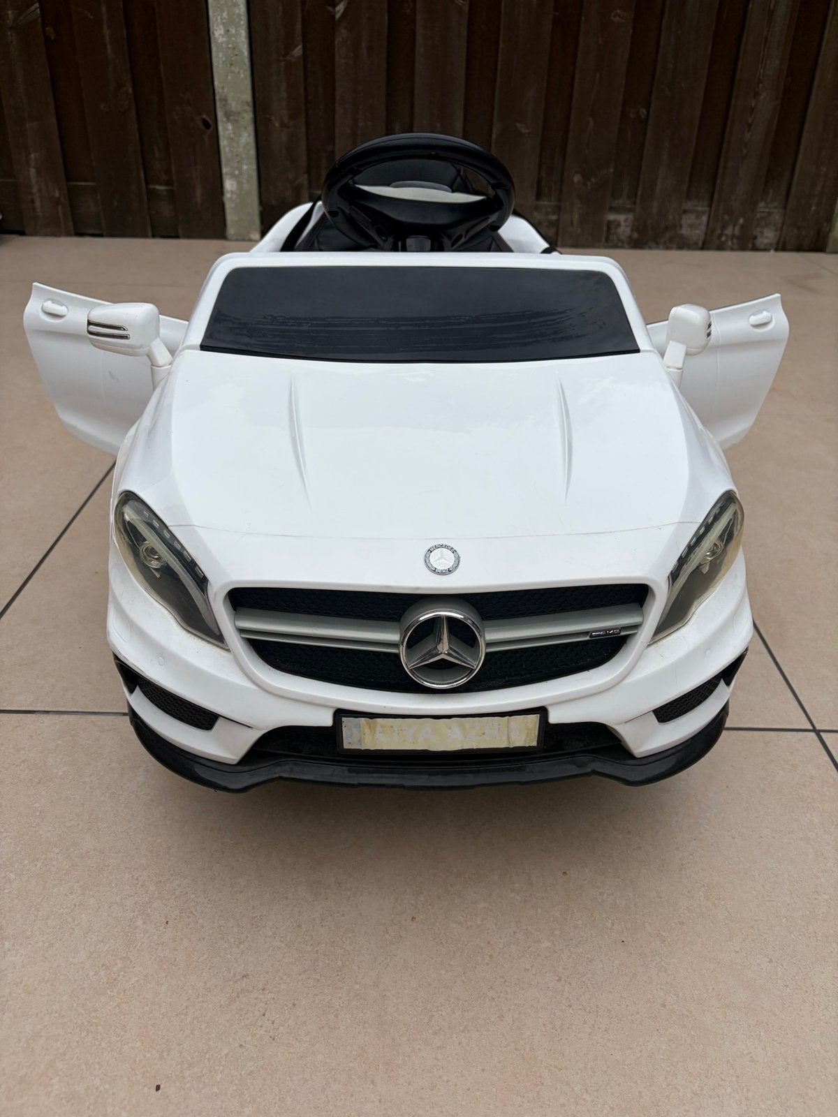 Mercedes-Benz GLA AMG elektrische kinderauto wit, Ophalen, Gebruikt