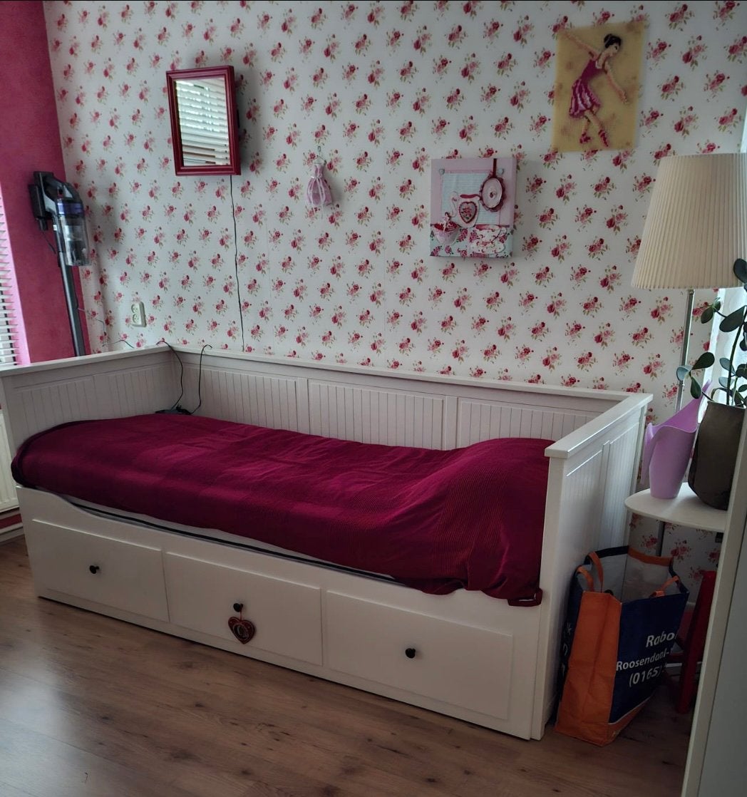 Ikea witte uitschuifbare bedbank, Huis en Inrichting, Ophalen, Wit, Tweepersoons, Zo goed als nieuw