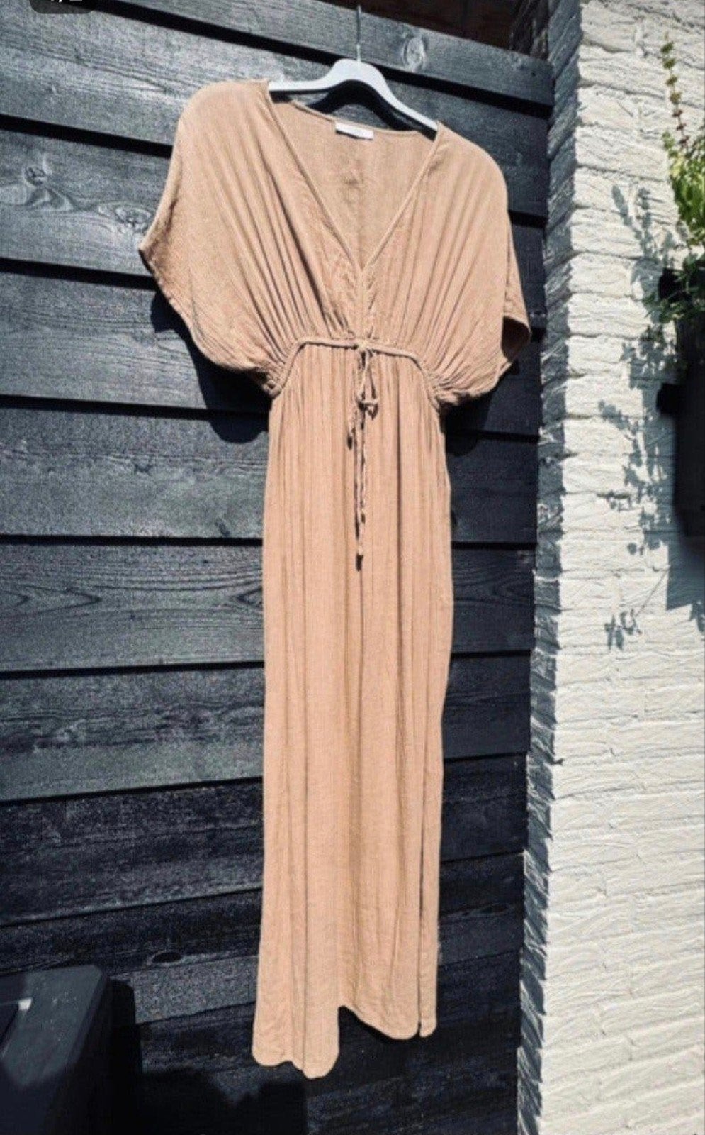 Prachtige jurk van By-Bar in maat M en een mooie zandkleur, By bar, Ophalen of Verzenden, Zo goed als nieuw, Beige