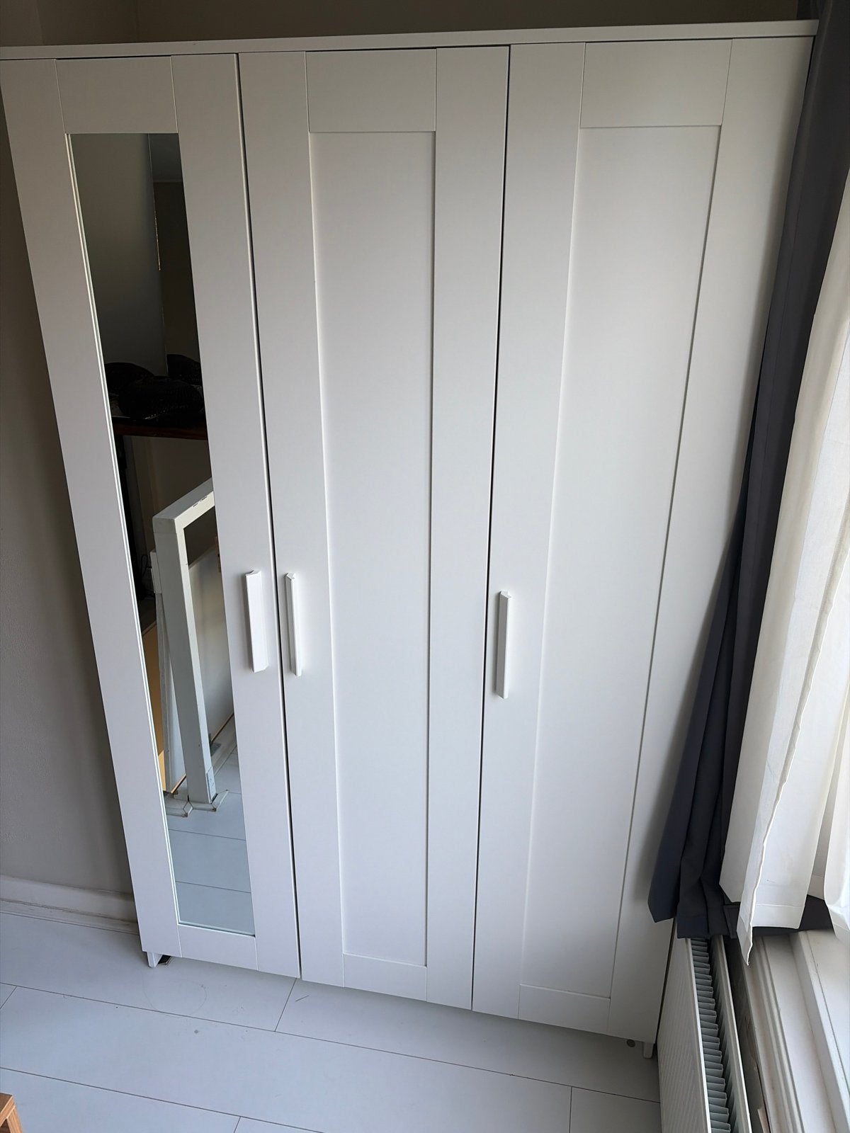 Witte kledingkast Brimnes Ikea met spiegel en planken, Ophalen, 100 tot 150 cm, Zo goed als nieuw, 150 tot 200 cm