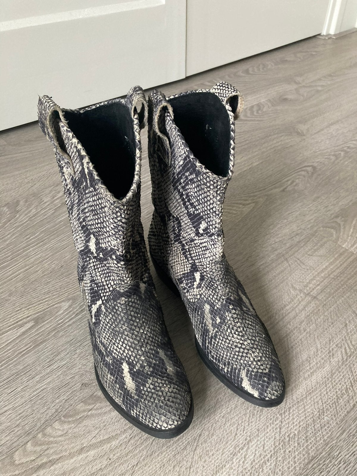 Cowboy laarsje mt 37 snake print, Zwart, Lage of Enkellaarzen, Ophalen of Verzenden, Gedragen