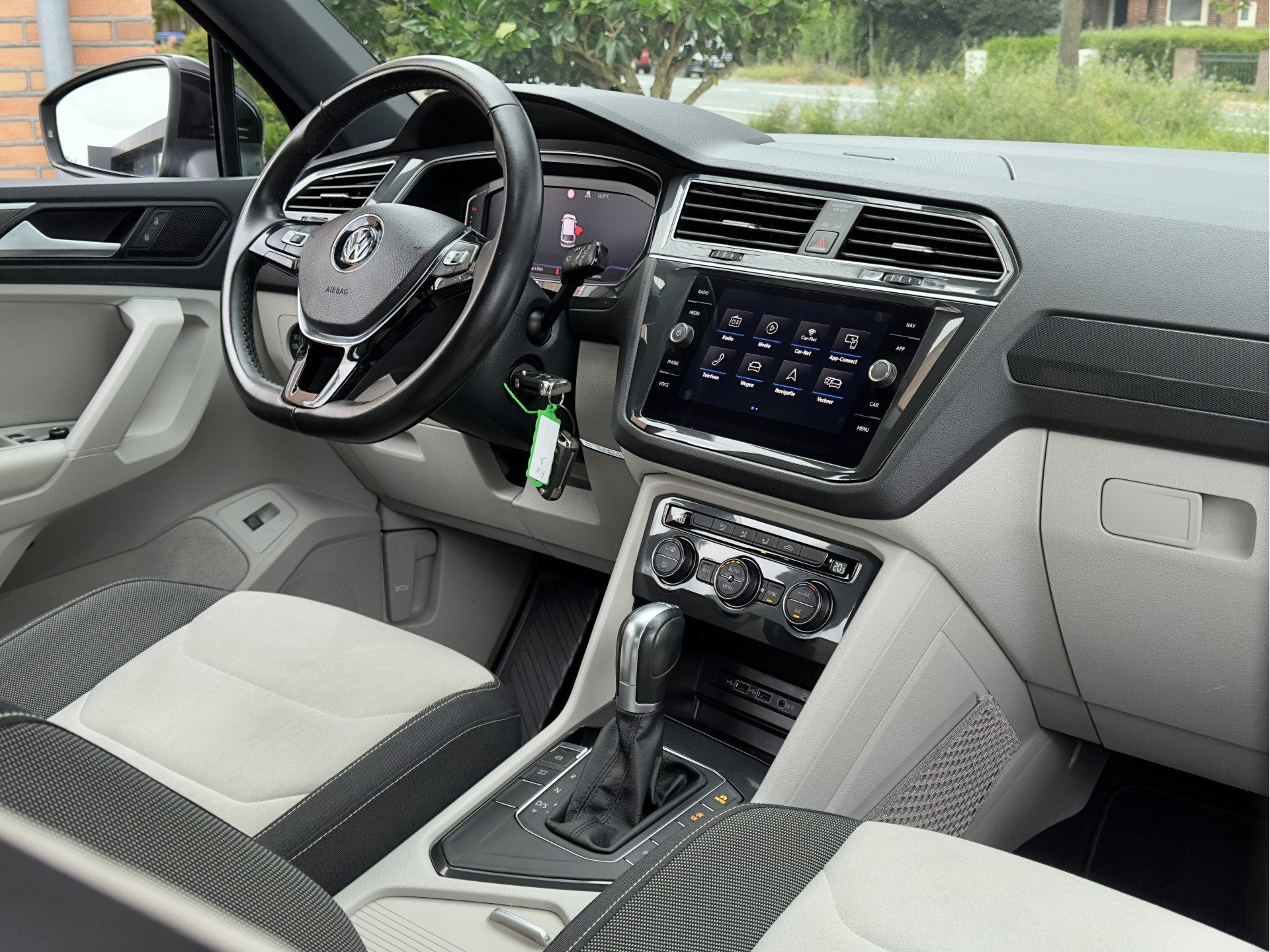 Volkswagen Tiguan 1.5 TSI AUT7 2X R-LINE DESIGNO-INT NAVI DI, Auto's, Gebruikt, Euro 6, 150 pk, Alcantara