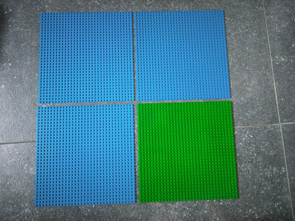 Lego bouwplaten: 3x blauw, 1x groen 32x32, Kinderen en Baby's, Speelgoed | Duplo en Lego, Ophalen of Verzenden, Gebruikt, Grondplaat