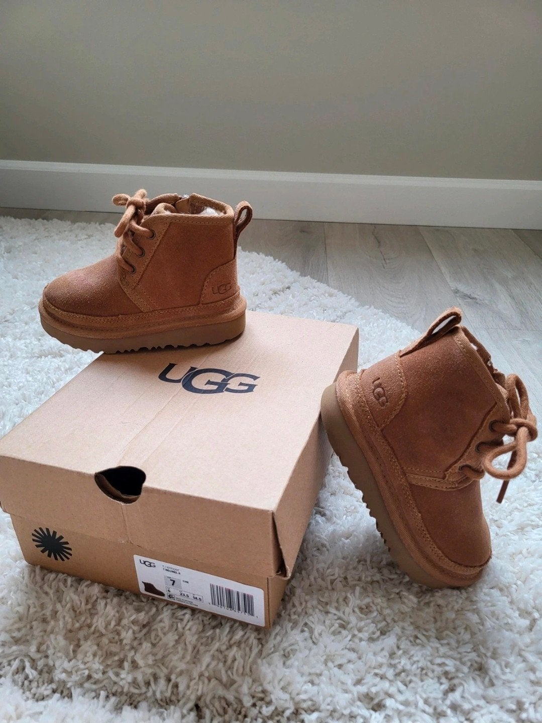 UGG Neumel II Laarzen voor Kinderen - Maat 23,5, Kinderen en Baby's, UGG, Jongen of Meisje, Ophalen of Verzenden, Laarzen