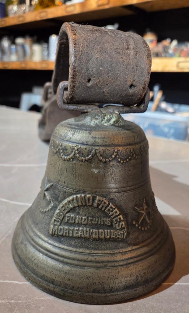 Antieke bronzen koebel met lederen riem, gesigneerd, Ophalen of Verzenden