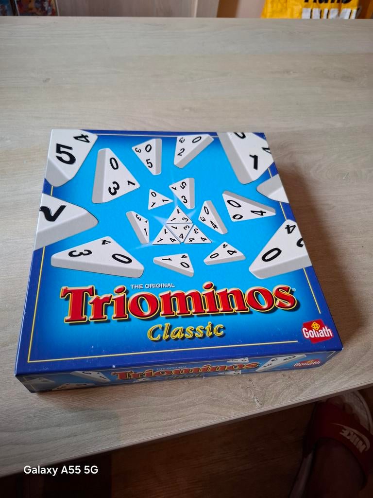 Triominos Classic - Het originele driehoekige dominospel, Goliath BV, Ophalen of Verzenden, Zo goed als nieuw, Een of twee spelers