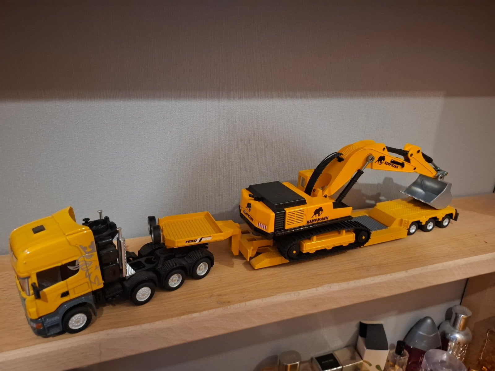 Siku 1:50 Scania 4 serie met dieplader en graafmachine, Ophalen of Verzenden, Gebruikt, Bus of Vrachtwagen, SIKU
