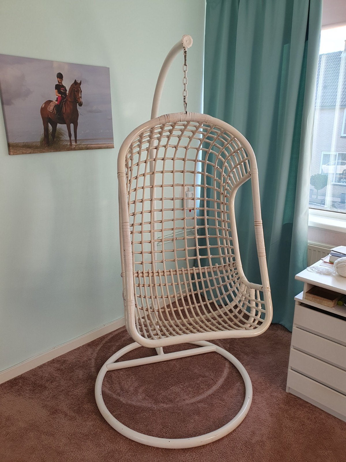 Witte hangstoel met standaard - Rotan   teab, Huis en Inrichting, Stoelen, Ophalen, Gebruikt, Metaal, Eén