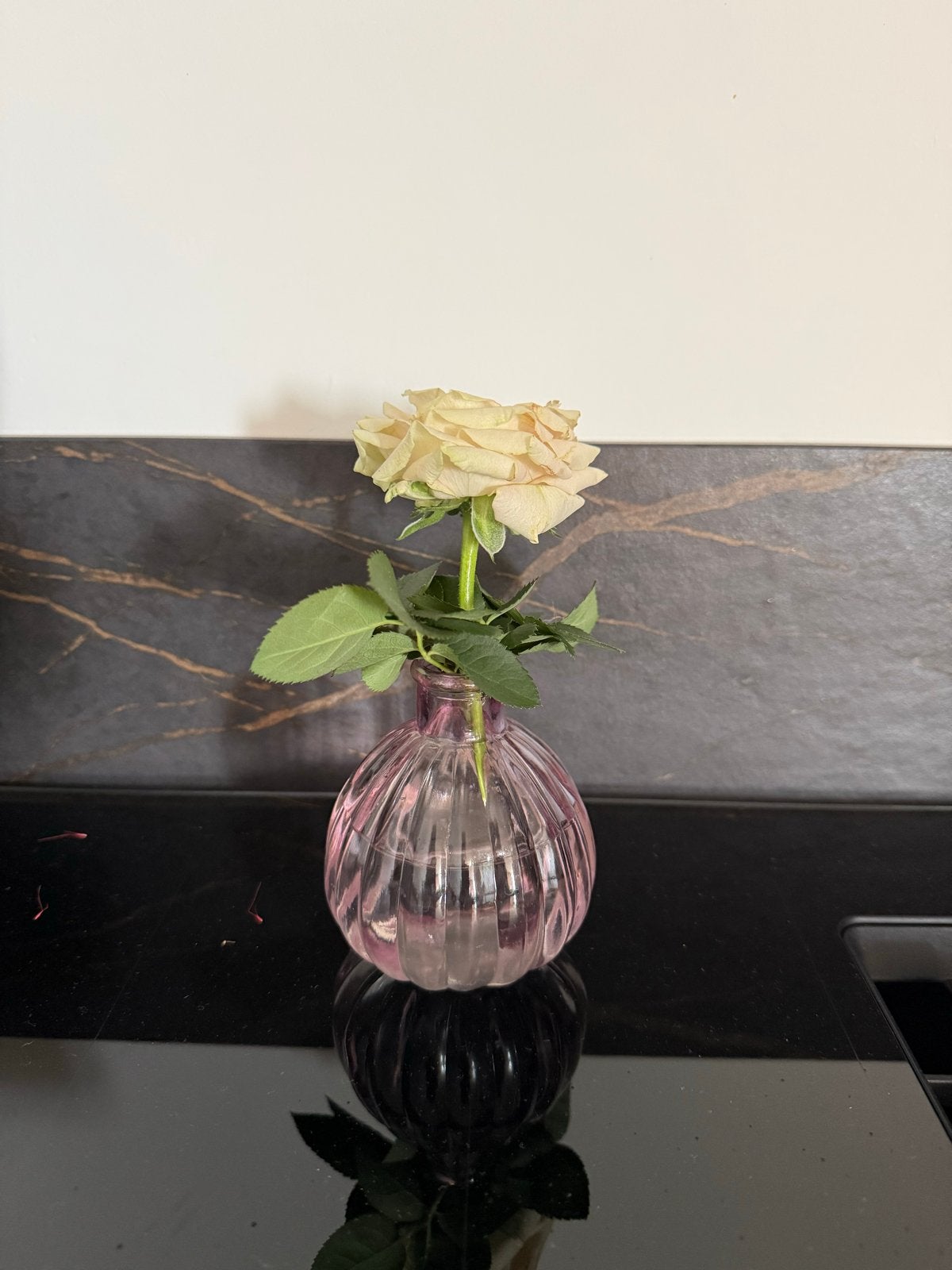 Roze glazen vaasje met ribbels - perfect voor kleine bloemen, Huis en Inrichting, Woonaccessoires | Vazen, Met patroon/structuur