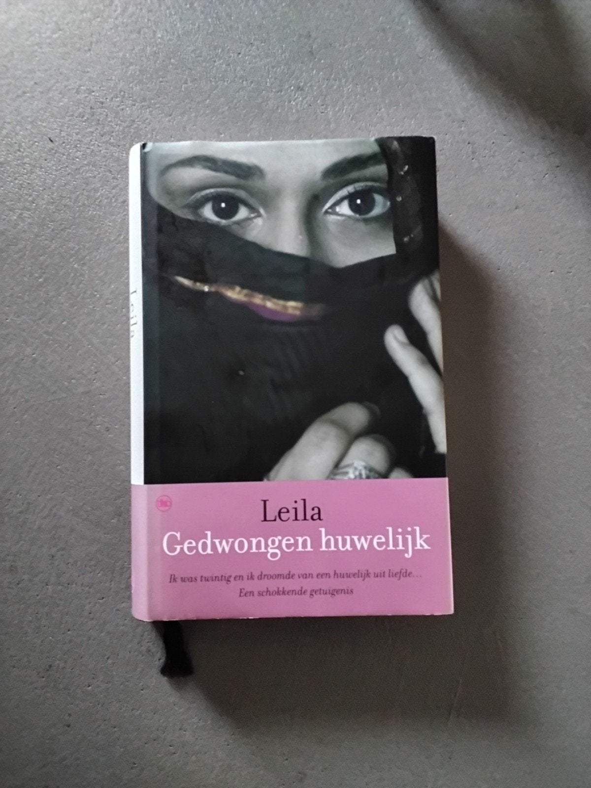 Leila gedwongen  huwelijk., Ophalen of Verzenden, Zo goed als nieuw