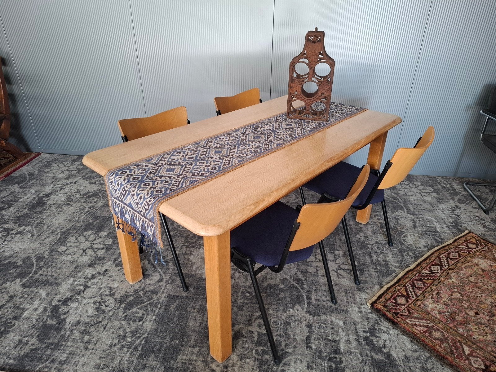 Massief eiken tafel met 4 Vepa stapelstoelen Izgst. NU Zie,, Ophalen, Zo goed als nieuw, Rechthoekig, Eikenhout