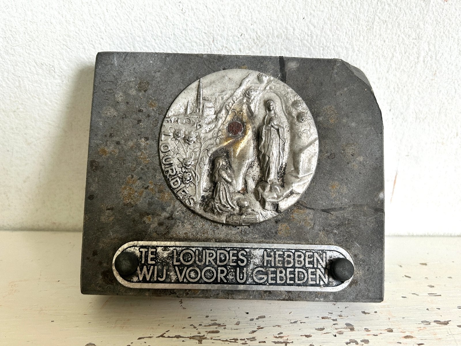 Antieke plaquette ornament van steen met medaillon Lourdes, Ophalen