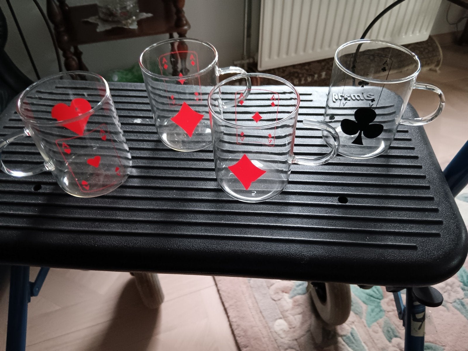 Glazen met kaartsymbolen - Set van 4, Ophalen of Verzenden, Nieuw, Glas, Meerkleurig