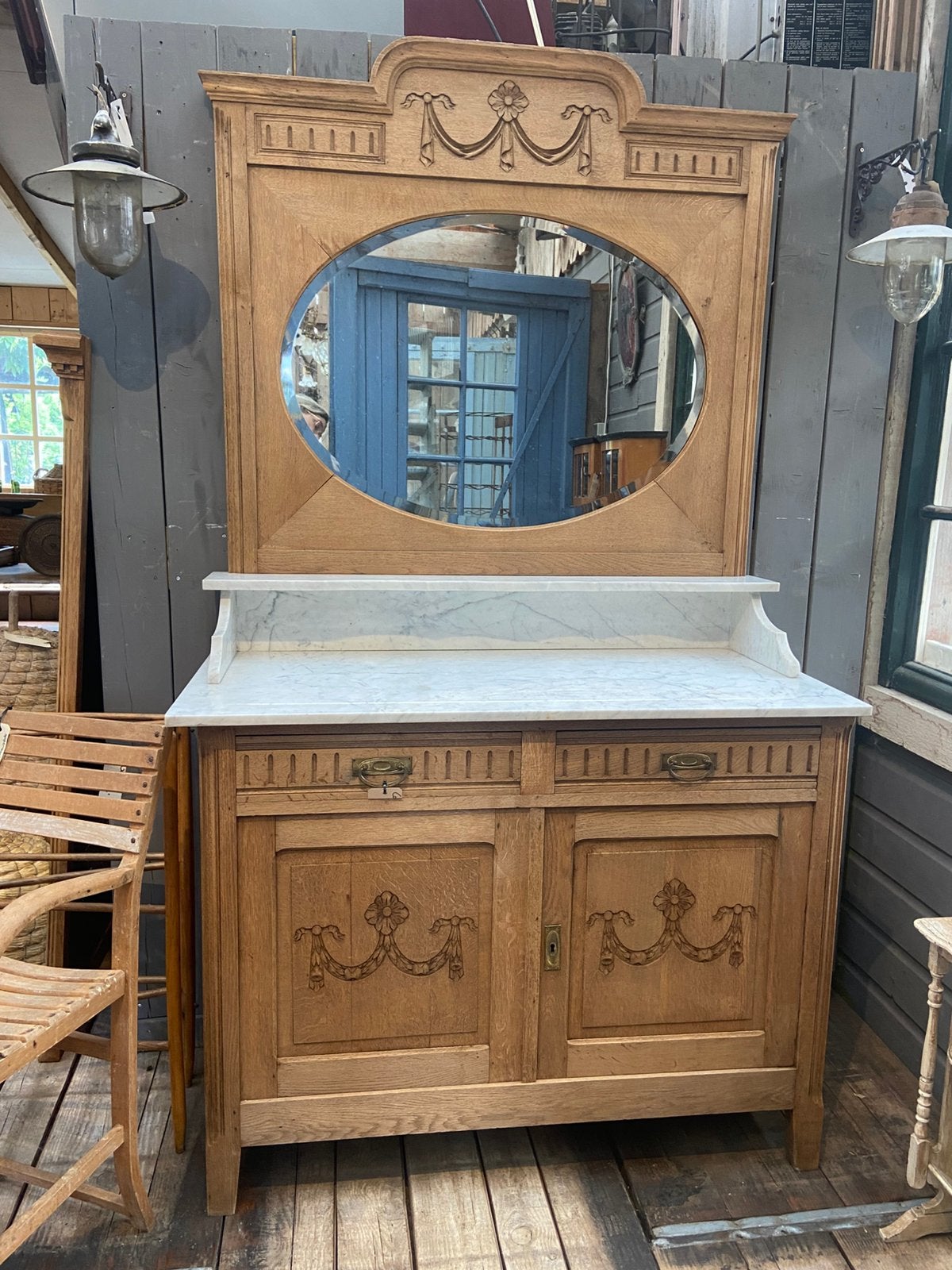 Frans eiken commode kast met marmer en spiegel