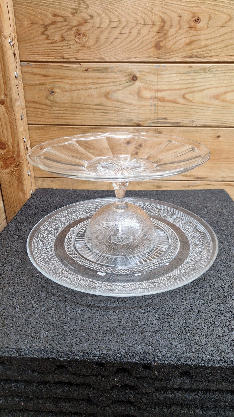 Glazen taartstandaard met decoratief patroon, Antiek en Kunst, Antiek | Glas en Kristal, Ophalen
