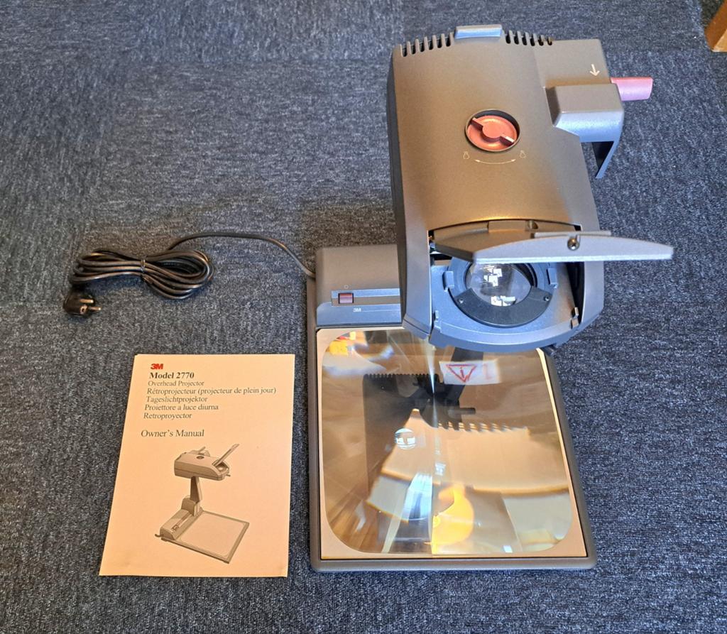 Overhead projector 3 M portabel koffermodel., Ophalen