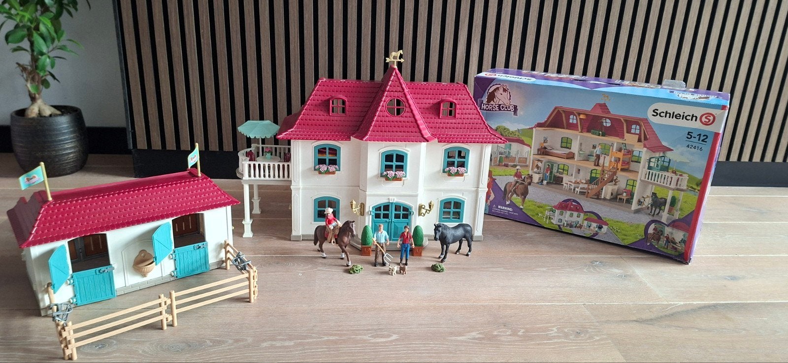 Schleich Droomhuis 42416 Horse Club met paardenstal, Ophalen of Verzenden, Zo goed als nieuw, Jongen of Meisje