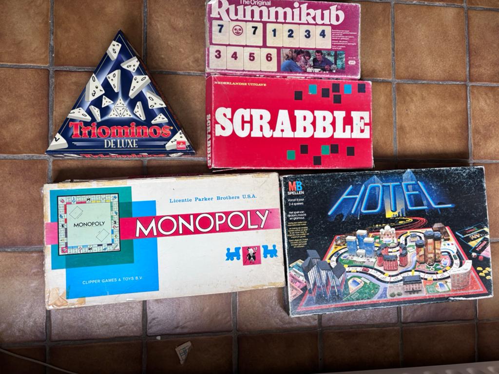 spellen scrabble, rummikub, monopoly, hotel, triominos, Hobby en Vrije tijd, Gezelschapsspellen | Bordspellen, Ophalen, Zo goed als nieuw