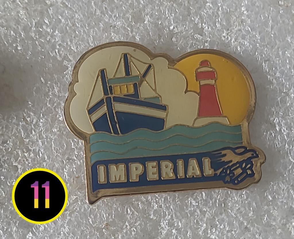 Vintage Imperial Pin: Schip, Vuurtoren & Zee, Verzamelen, Speldjes, Pins en Buttons, Verzenden
